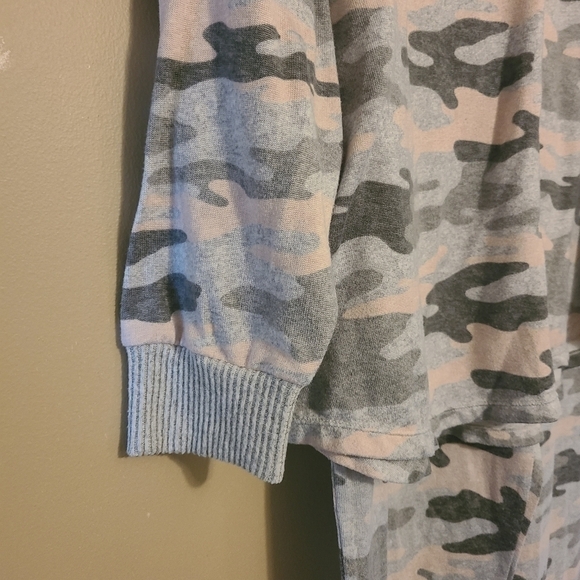 Secret Treasures | Women's Gray Camo Print Loungewear Pants Set or PJs (Size XL) - Picture 6 of 15